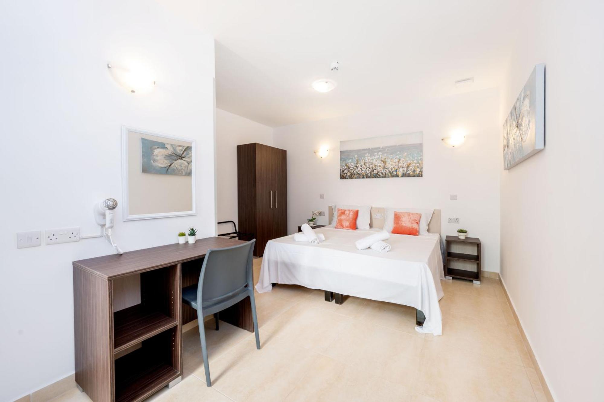 Islet Promenade Seafront Family Apartment With 2 Balconies By Getawaysmalta San Pawl il-Baħar Eksteriør billede